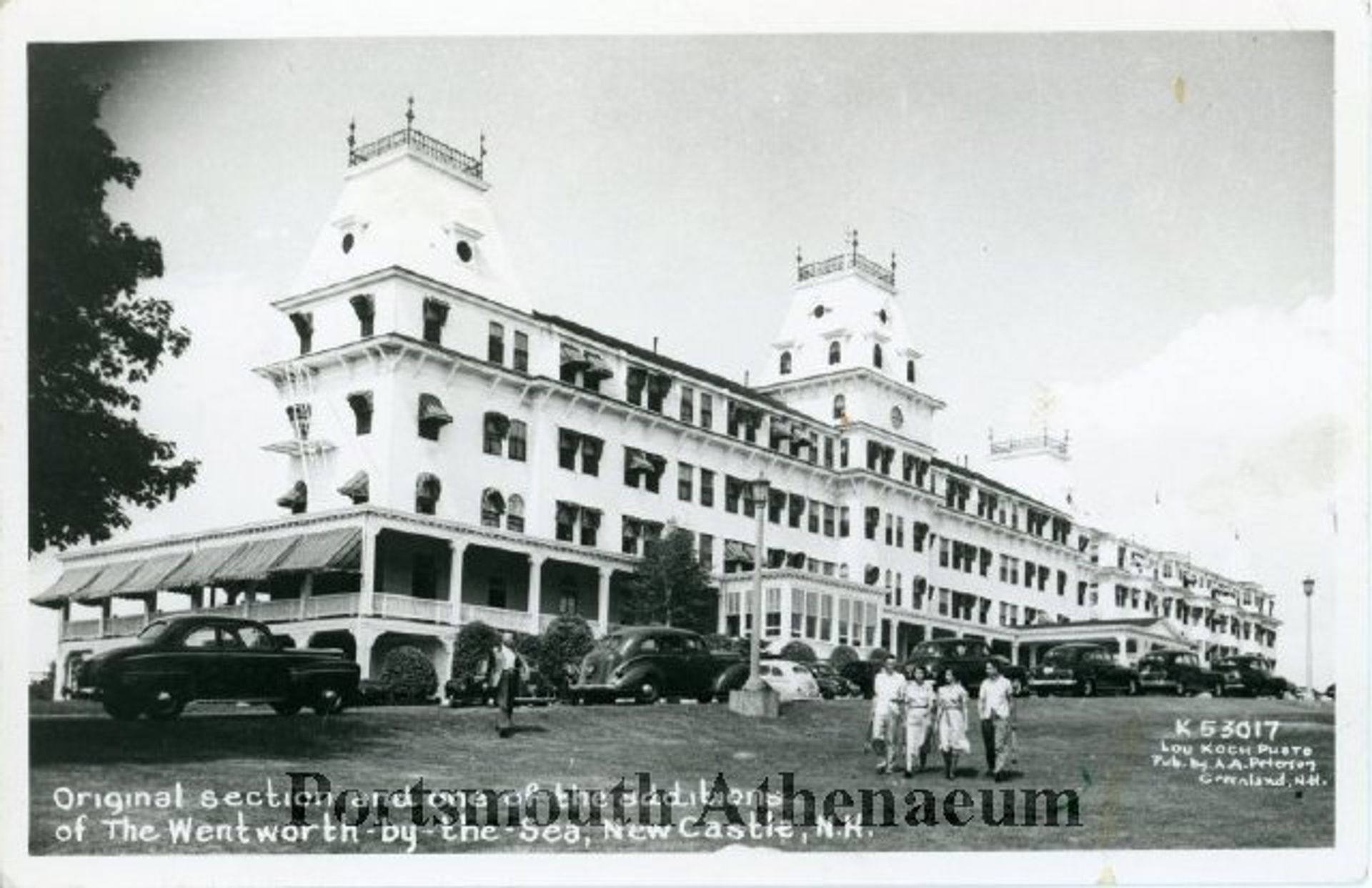 A black and white photo of The Wentworth By the Sea in New Castle.