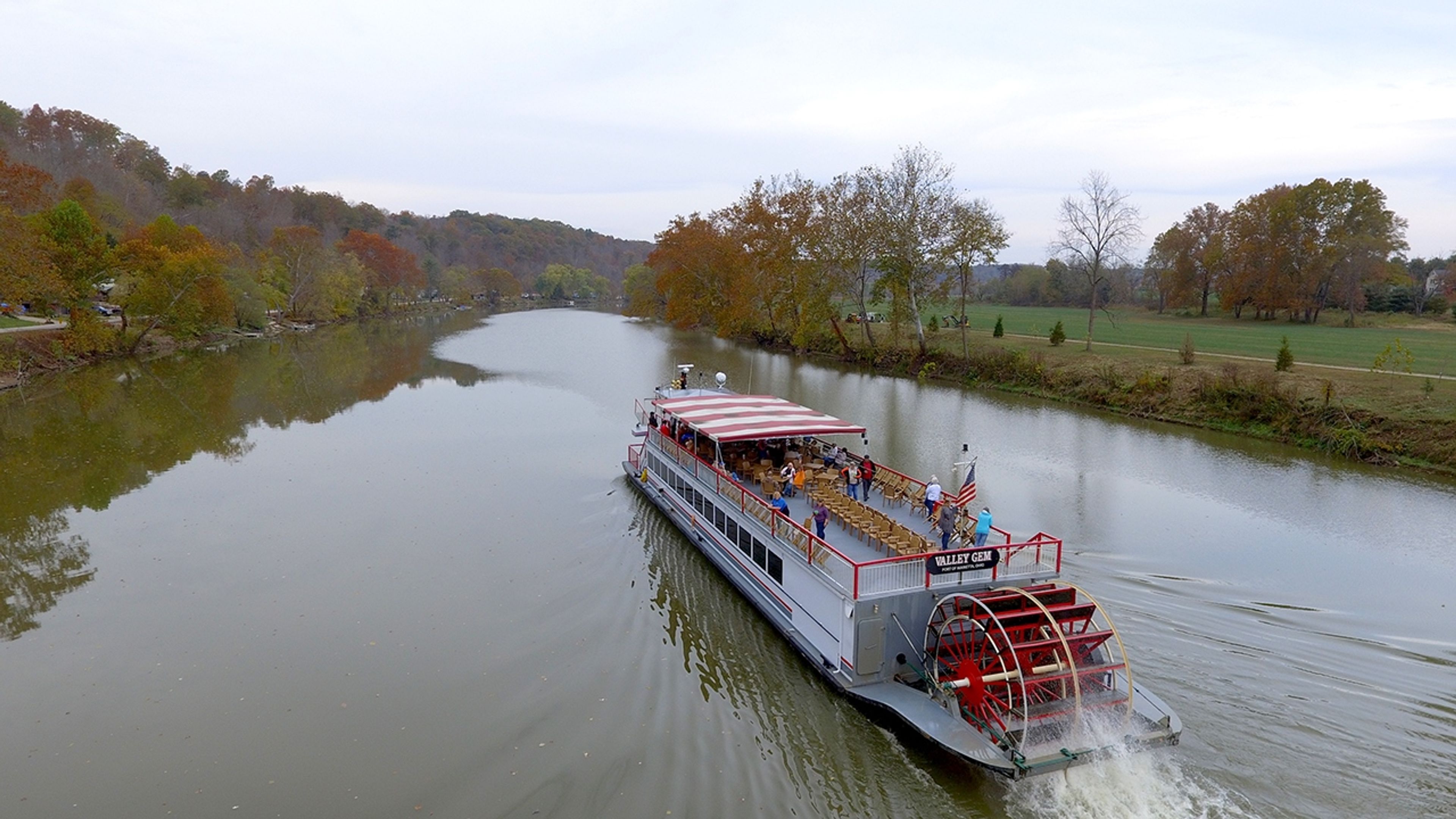 Riverboat on a river lined with trees at Muskingum River State Park