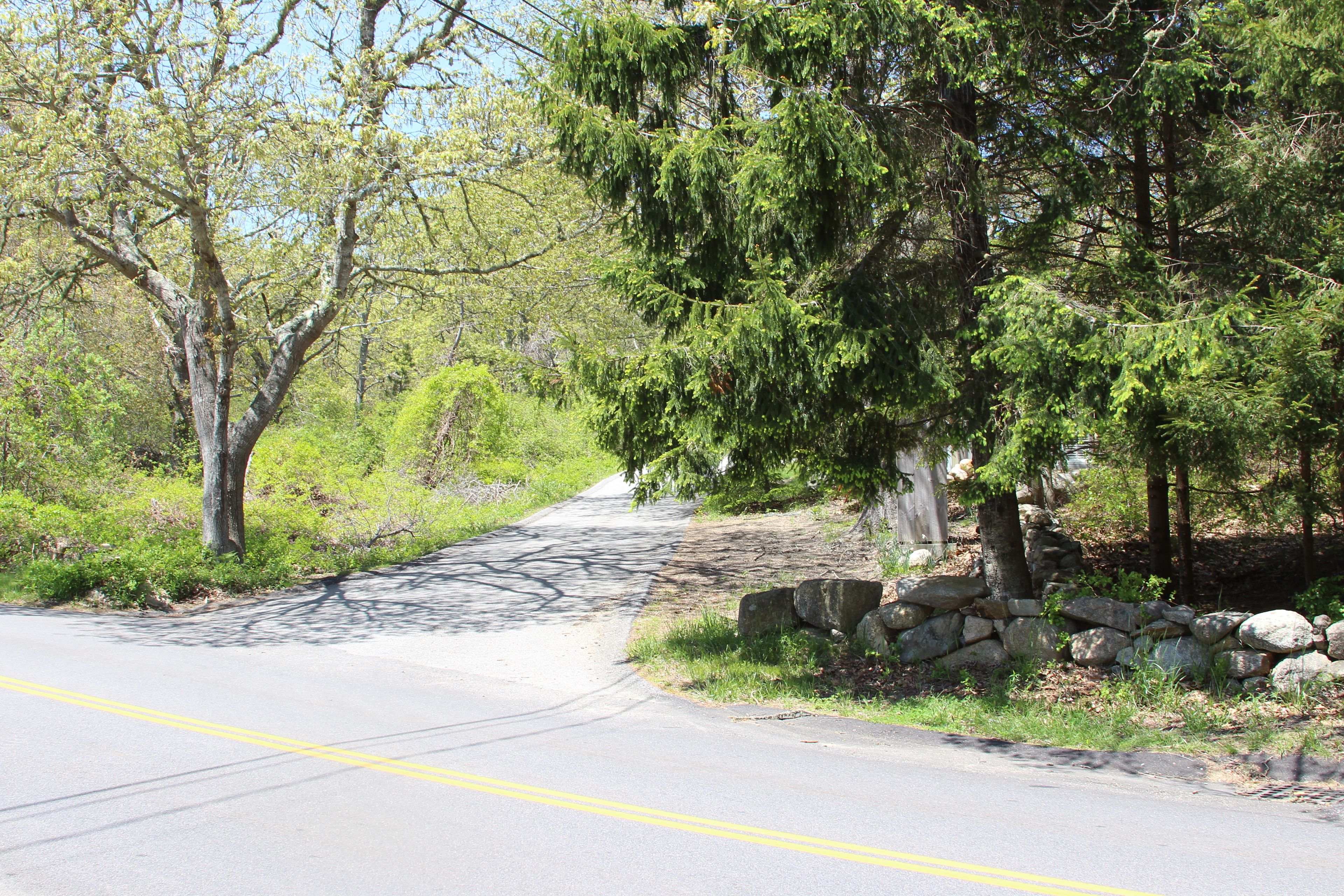 entry to Peaked Hill Road from Middle Road (from east)