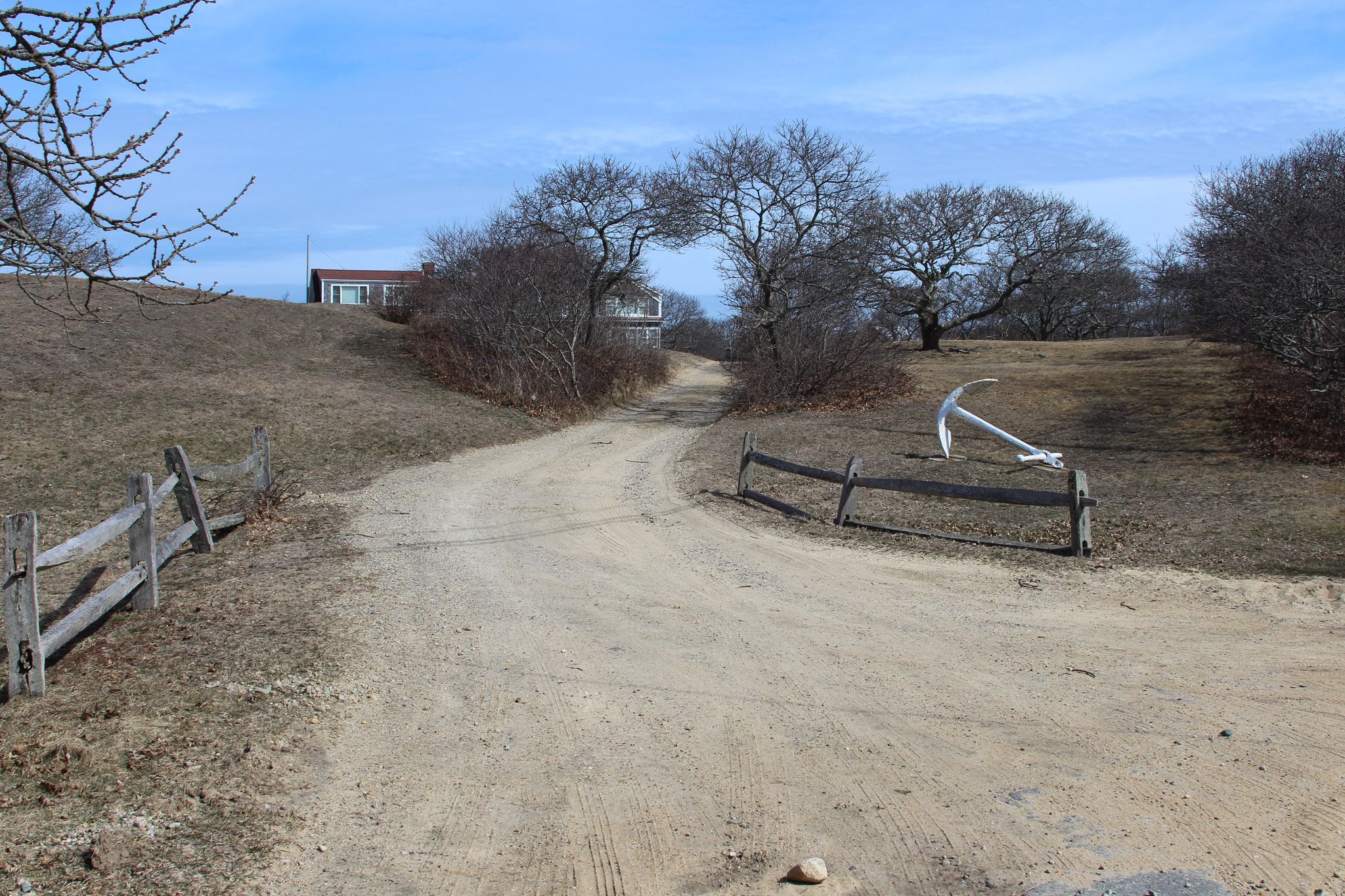 dirt road leading to trail to north shore