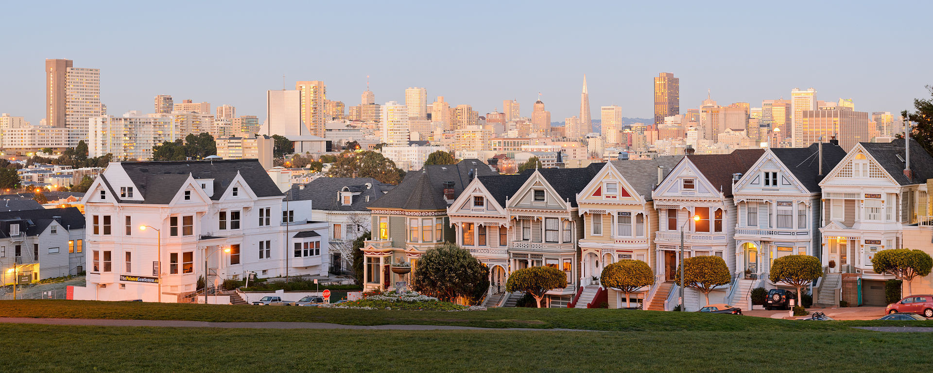 Painted_Ladies_San_Francisco_January_2013_panorama_2.jpg