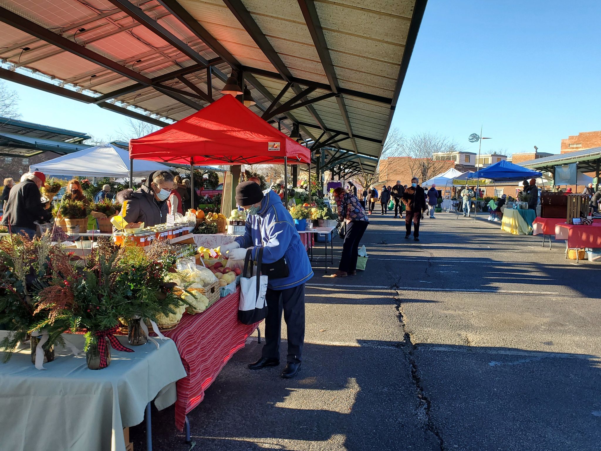 2020 Holiday Market outdoor shoppers