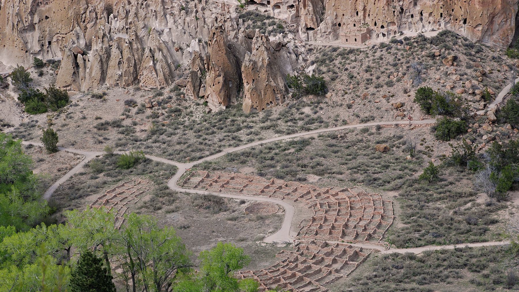 A view of Tyuonyi and the cliff dwelling in Frijoles Canyon from the mesa.