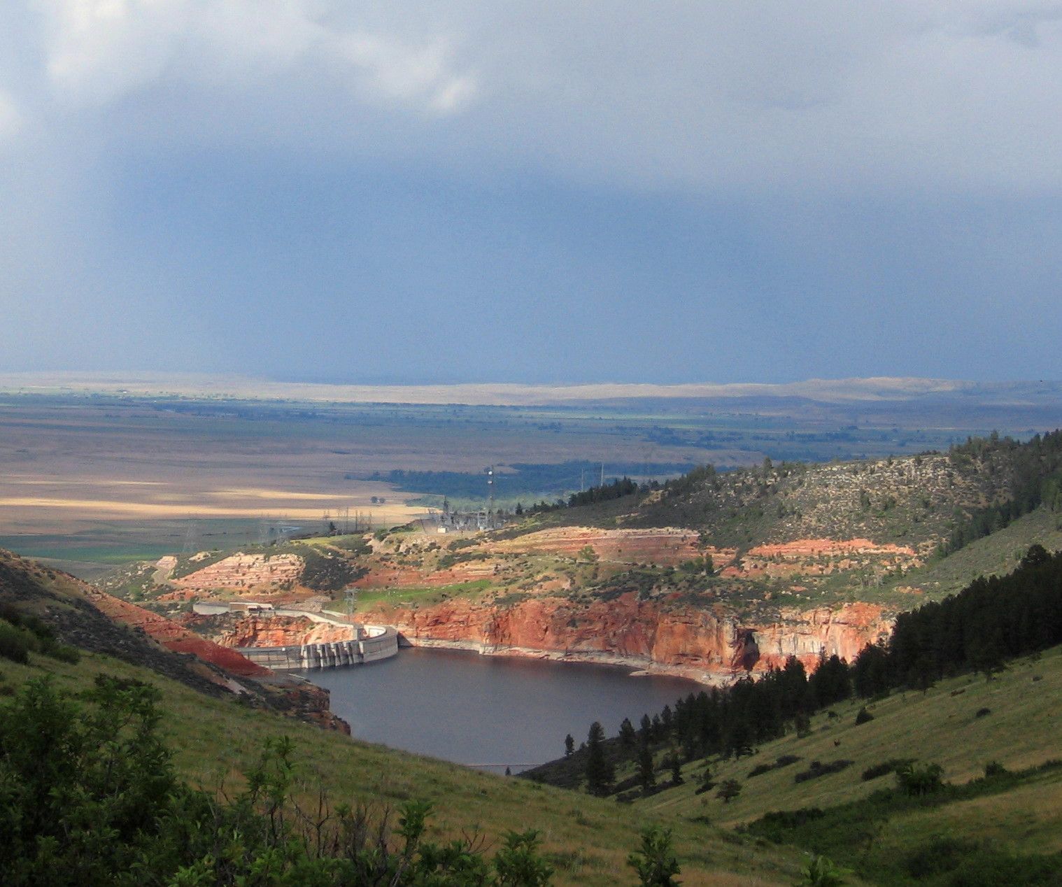 Summer view of the Yellowtail Dam from the Ok-A-Beh road. (Fort Smith, MT District)