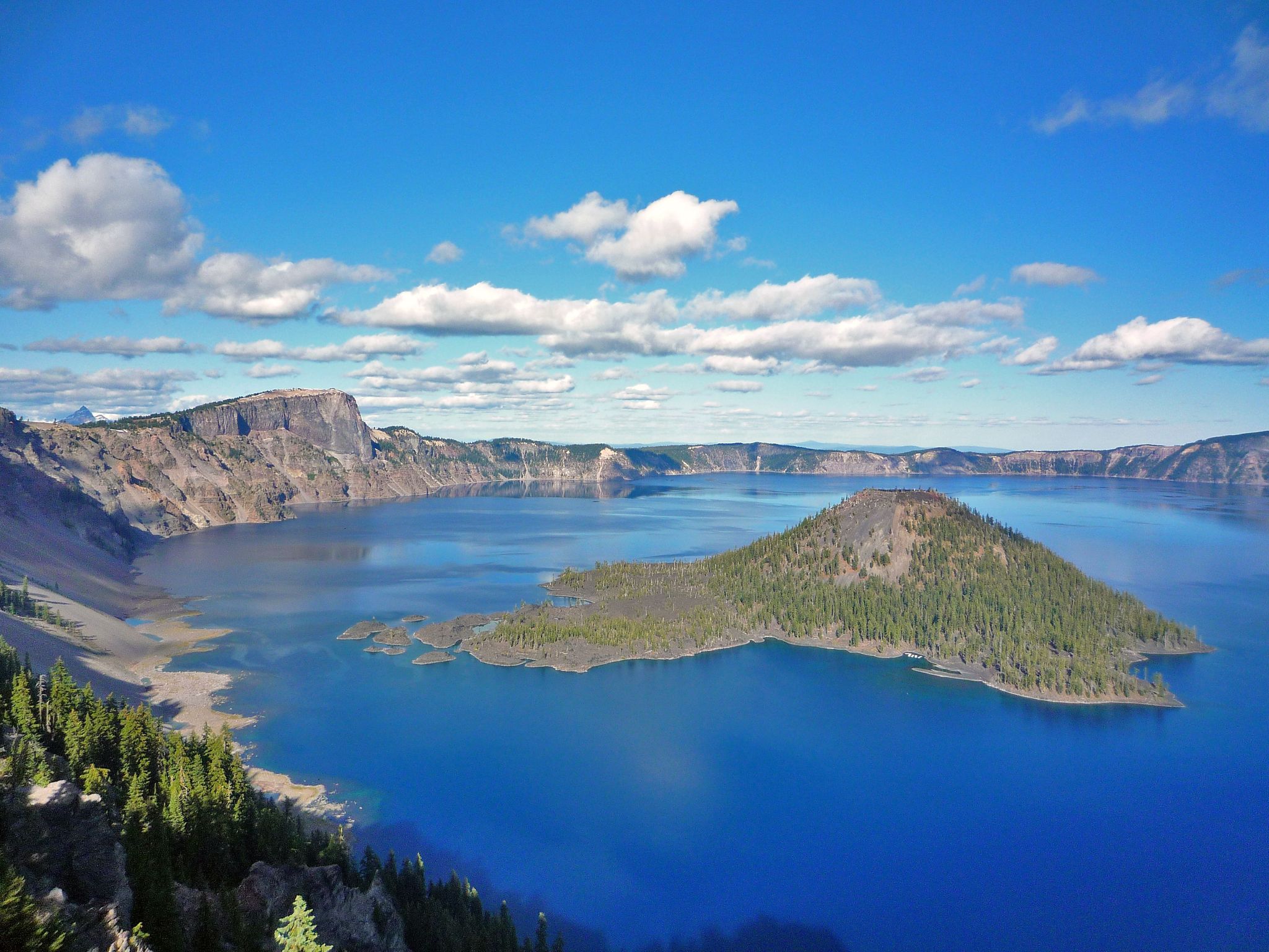 Looking at Crater Lake and Wizard Island from Discovery Point