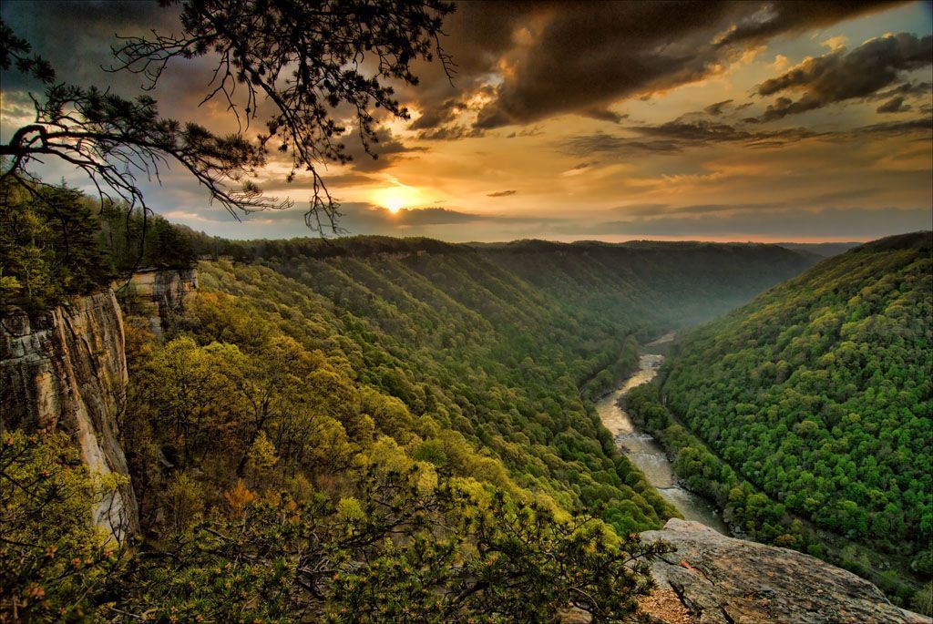 Sun rising over the New River Gorge from Diamond Point on the Endless Wall Trail.