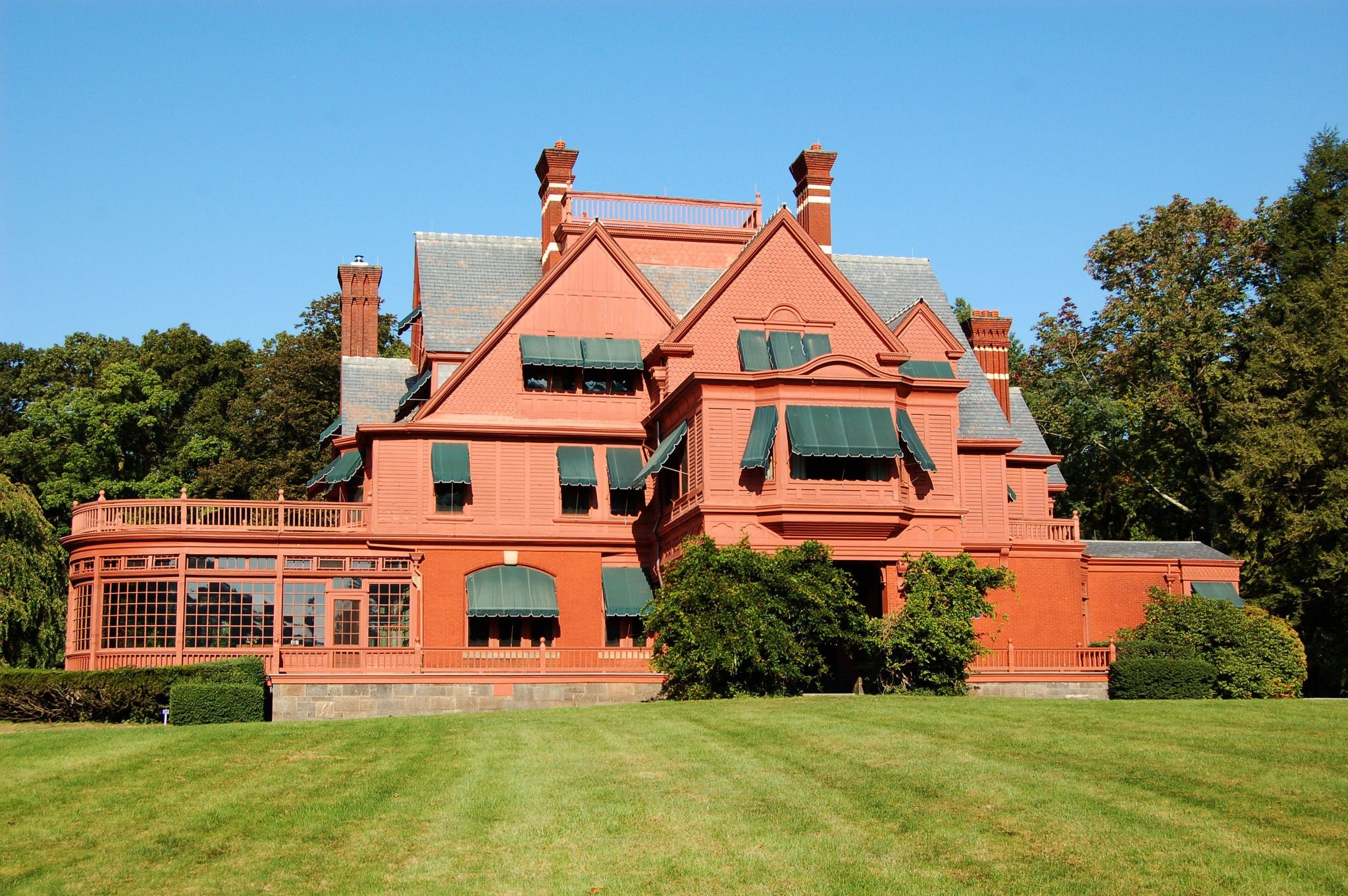 Thomas Edison purchased Glenmont as a wedding present for his wife Mina in 1886, for the cost of $125,000 USD.