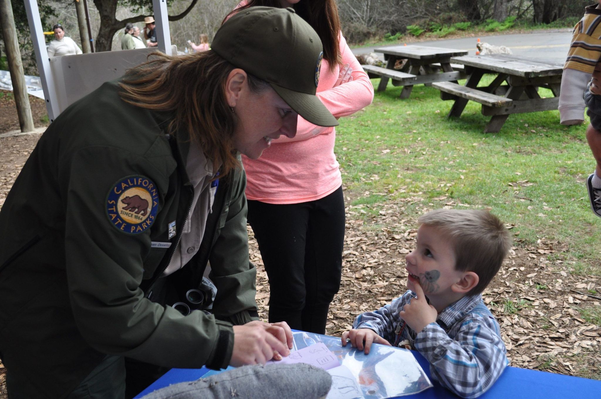 https://castateparksweek.org/wp-content/uploads/MAC-interp-w-kid-Sonoma-Mendocino-Parks-Recreation-scaled.jpeg?wpId=994