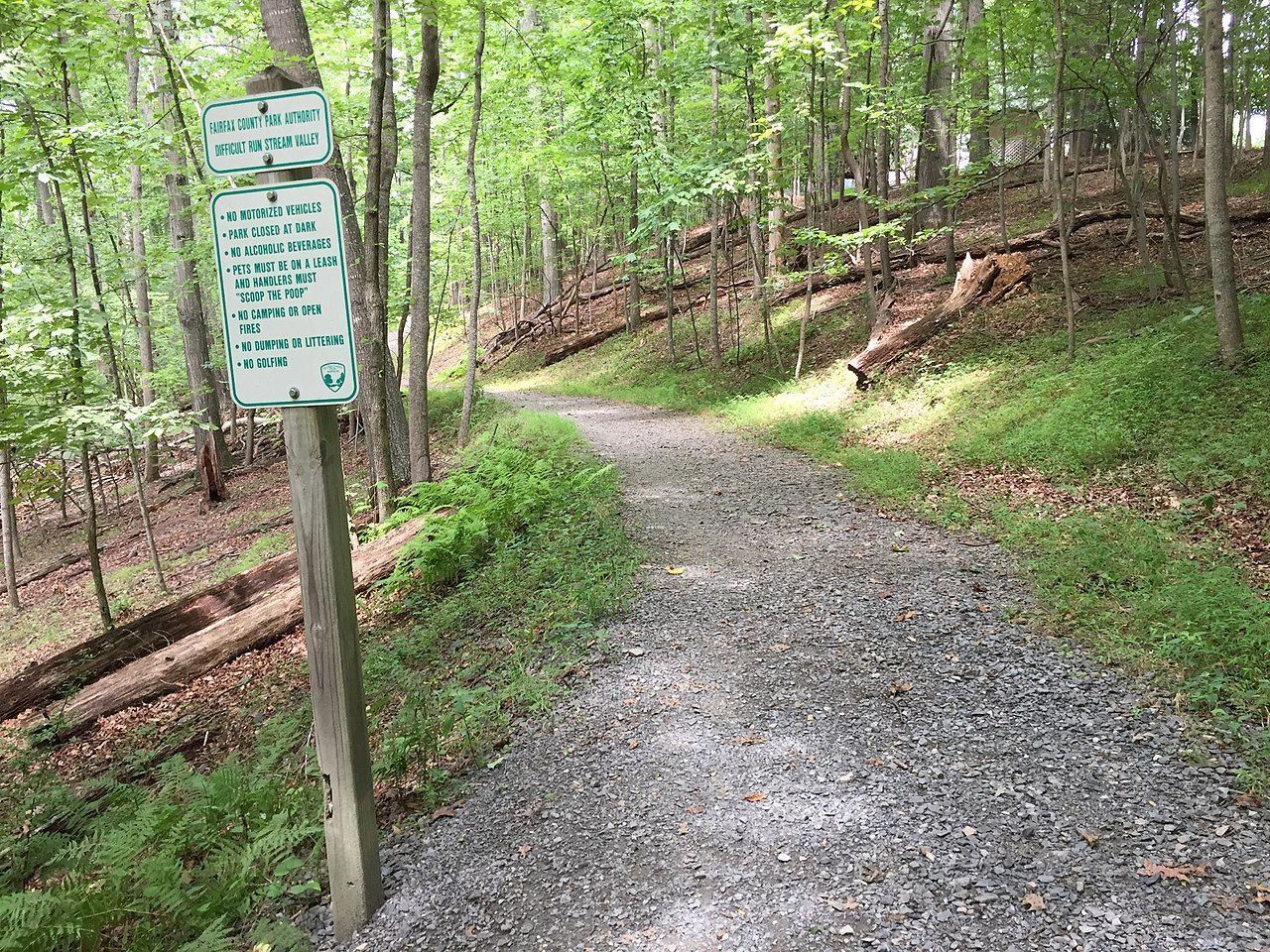 View north along the Gerry Connolly Cross County Trail between Miller Heights Road and Vale Road in Oakton, Fairfax County, Virg. Photo by Famartin.