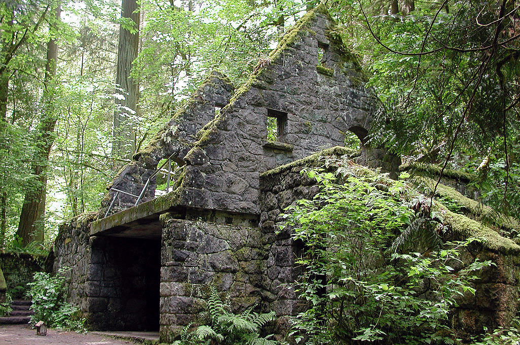 Stone structure in Macleay Park. Photo by Finetooth wiki.