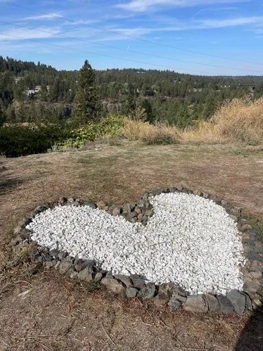 Rock heart art along the Polly Judd trail. 